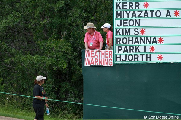 2011年 全米女子オープン 初日 雷雨 昨日に続いて今日の初日も雷雨に泣かされた