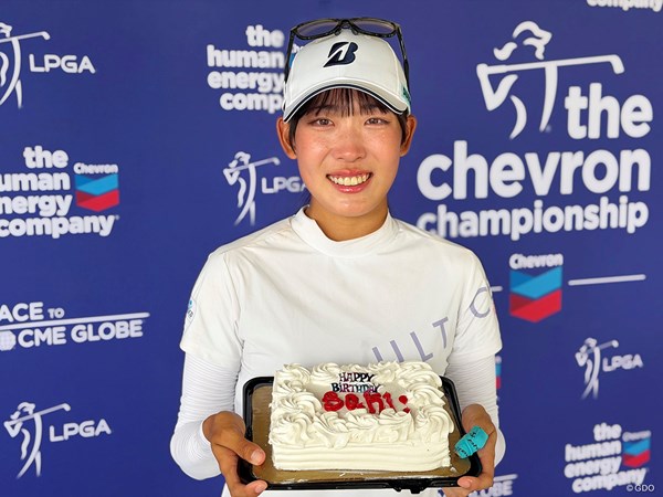 馬場咲希はツアーのサプライズ誕生日ケーキに感涙