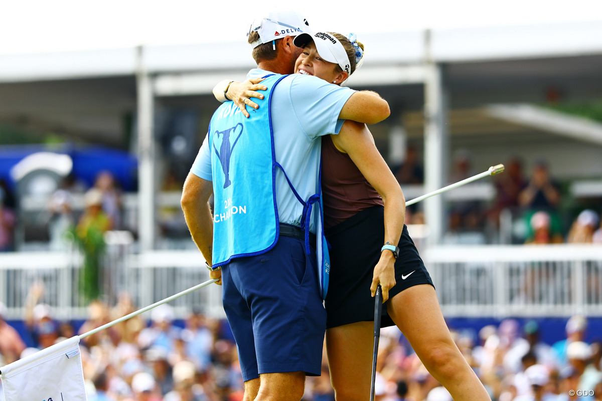 “無双”翌年の未勝利でキャディは白髪が…世界1位奪還ネリー・コルダが歓喜のプールダイブ