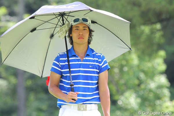 2011年 日本アマチュアゴルフ選手権競技 4日目 櫻井勝之 対戦相手の櫻井は日傘をさしてなぜか涼しげ