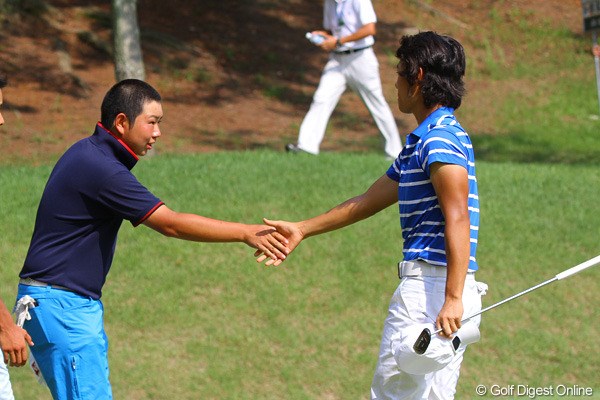 2011年 日本アマチュアゴルフ選手権競技 4日目 櫻井勝之＆古田幸希 古田が17番でボギーを叩き勝負あり、戦いを終えてがっちり握手