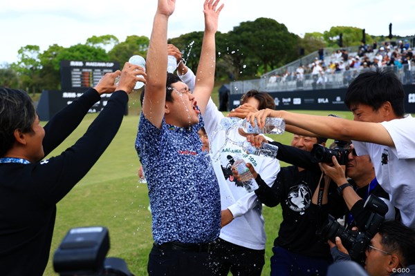 ツアー3勝目を挙げて仲間に祝福される米澤蓮