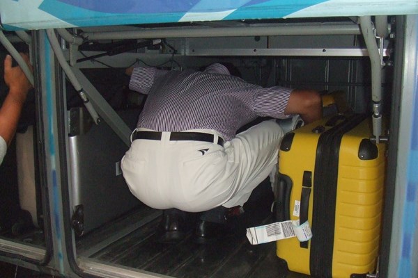 2011年 プレーヤーズラウンジ 池田勇太 大型バスのトランクに頭を突っ込んで荷物を積み込んでいる選手・・・コレだ～れだ？ 