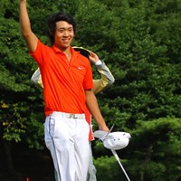 36ホール目に勝利を決めて右手を高々と上げる櫻井勝之 2011年 日本アマチュアゴルフ選手権競技 最終日 櫻井勝之