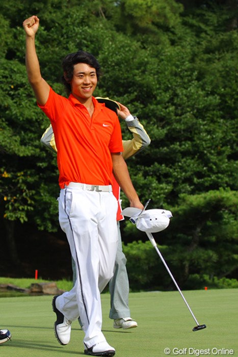 36ホール目に勝利を決めて右手を高々と上げる櫻井勝之 2011年 日本アマチュアゴルフ選手権競技 最終日 櫻井勝之