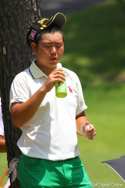 2011年 日本アマチュアゴルフ選手権競技 最終日 古田幸希 水分は必要ですが、一気に半分飲むのは少し飲みすぎかも