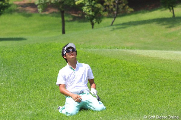 2011年 日本アマチュアゴルフ選手権競技 最終日 浅地洋佑 アプローチが惜しくもカップをかすめて崩れ落ちる浅地洋佑