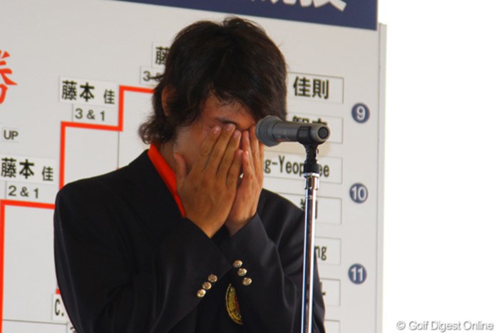 表彰式では感極まって思わず涙をこぼすシーンも 2011年 日本アマチュアゴルフ選手権競技 最終日 櫻井勝之