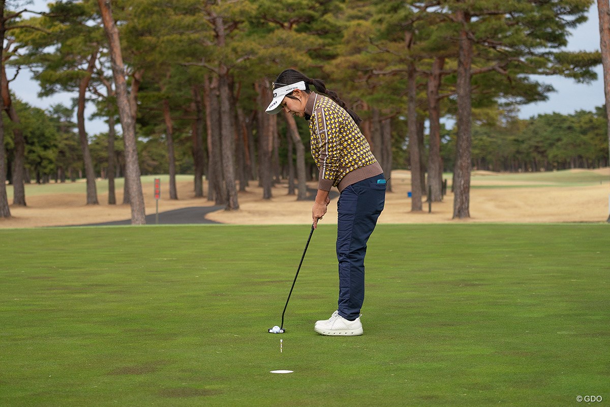 「カップを外す練習」できていますか？切れるラインの鉄板メニュー【青木瀬令奈のThe Putting World#10】 カップの外（青木から向かって右側）に打ちだす練習