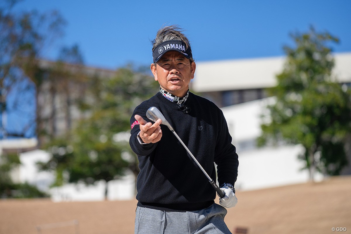 フェースを閉じて右耳の位置から“ドン”【藤田寛之アプローチのレシピ#21／目玉のバンカーショット】