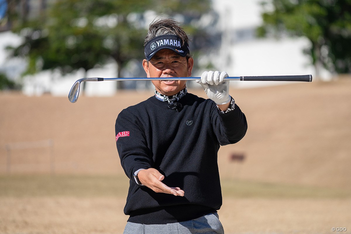 フェースを閉じて右耳の位置から“ドン”【藤田寛之アプローチのレシピ#21／目玉のバンカーショット】
