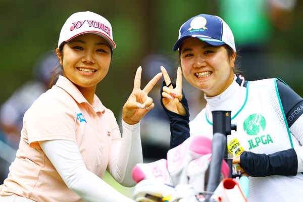 2位発進の大久保柚季（左）とバッグを担ぐ姉・咲季