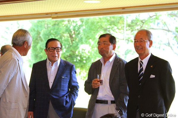 会場の渡邊理事長（左から2番目）と談笑する青木功、中嶋常幸、松井功PGA会長