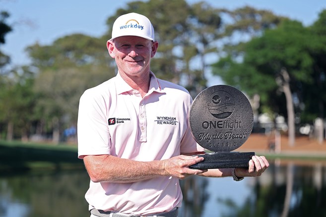 45歳のスネデカーが8年ぶり復活優勝 中島啓太13位で初V届かず
