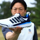 飛距離が上がる?ドラコン選手が履く理由は“ミッドソール”にあり アディダス「アディパワー26 SL」試し履き