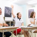 長年、三菱ケミカルを愛用している三浦桃香プロ(中央)らが楽しくシャフトを学ぶ（撮影：落合隆仁）