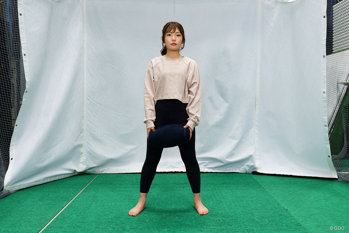 力を溜めて…一気に放出！ 「タオル叩きつけトレ」でキレのあるスイングを作る／飛距離UPブートキャンプVol.10 足をドライバーのスタンス幅に開く
