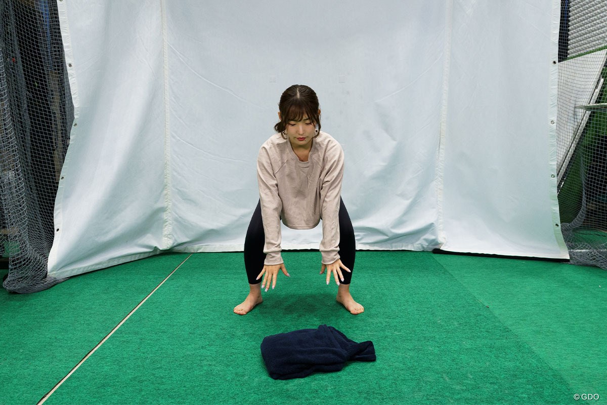 力を溜めて…一気に放出！ 「タオル叩きつけトレ」でキレのあるスイングを作る／飛距離UPブートキャンプVol.10 軽くしゃがみながら、一気に真下へ叩きつける