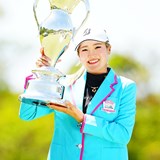「苦しい時もありました」桑木志帆が1年半ぶりツアー4勝目 2位ウー・チャイェンとの競り合い制す