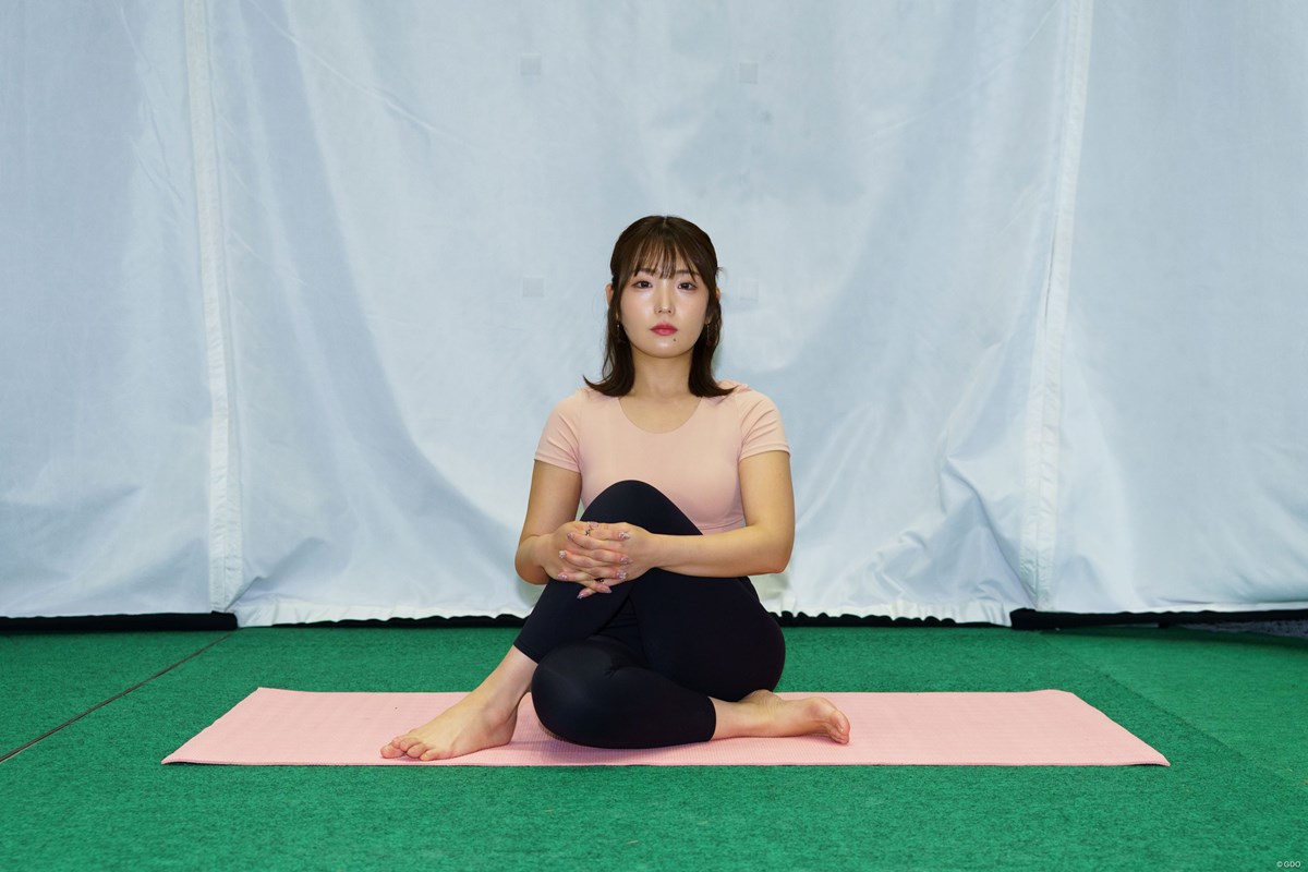 カチカチお尻に喝っ！しなやかな身体をつくるストレッチ／夢の180°開脚への道Vol.1 余裕のある人は、足を倒してひざを胸へ引き寄せる
