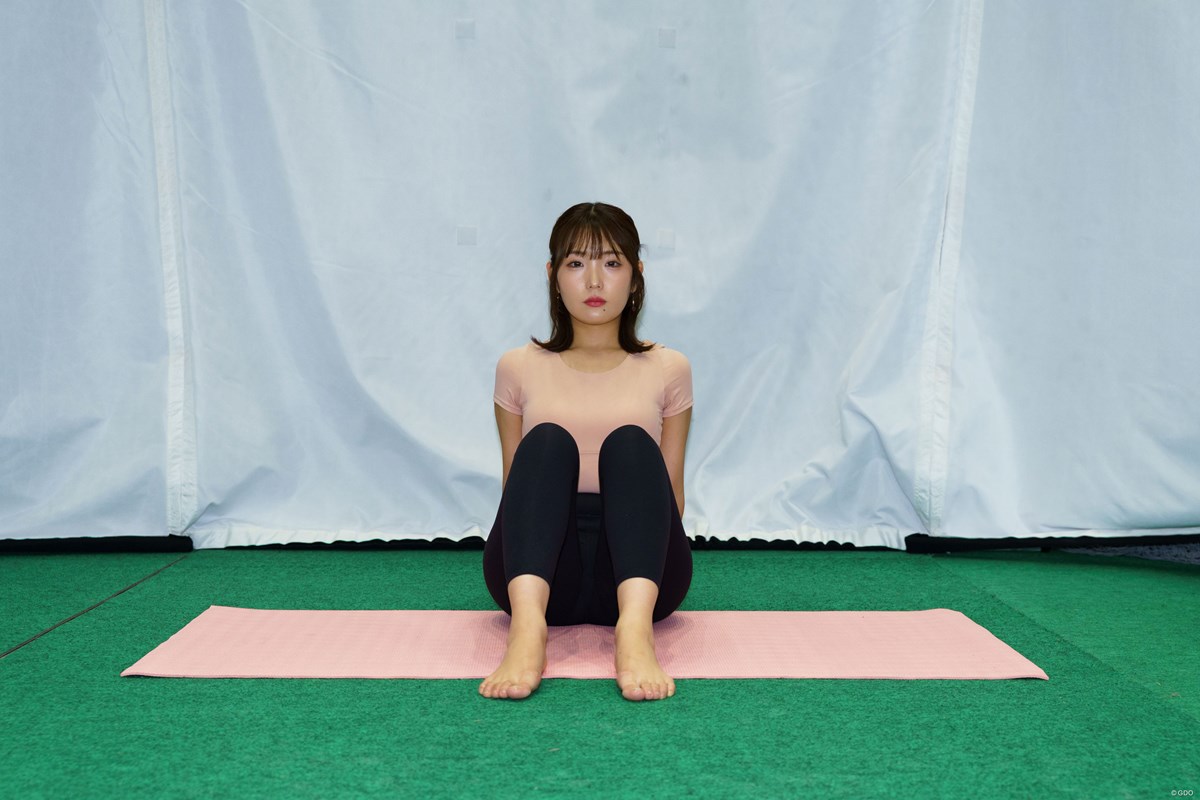 カチカチお尻に喝っ！しなやかな身体をつくるストレッチ／夢の180°開脚への道Vol.1 両手を後ろについた状態で座る