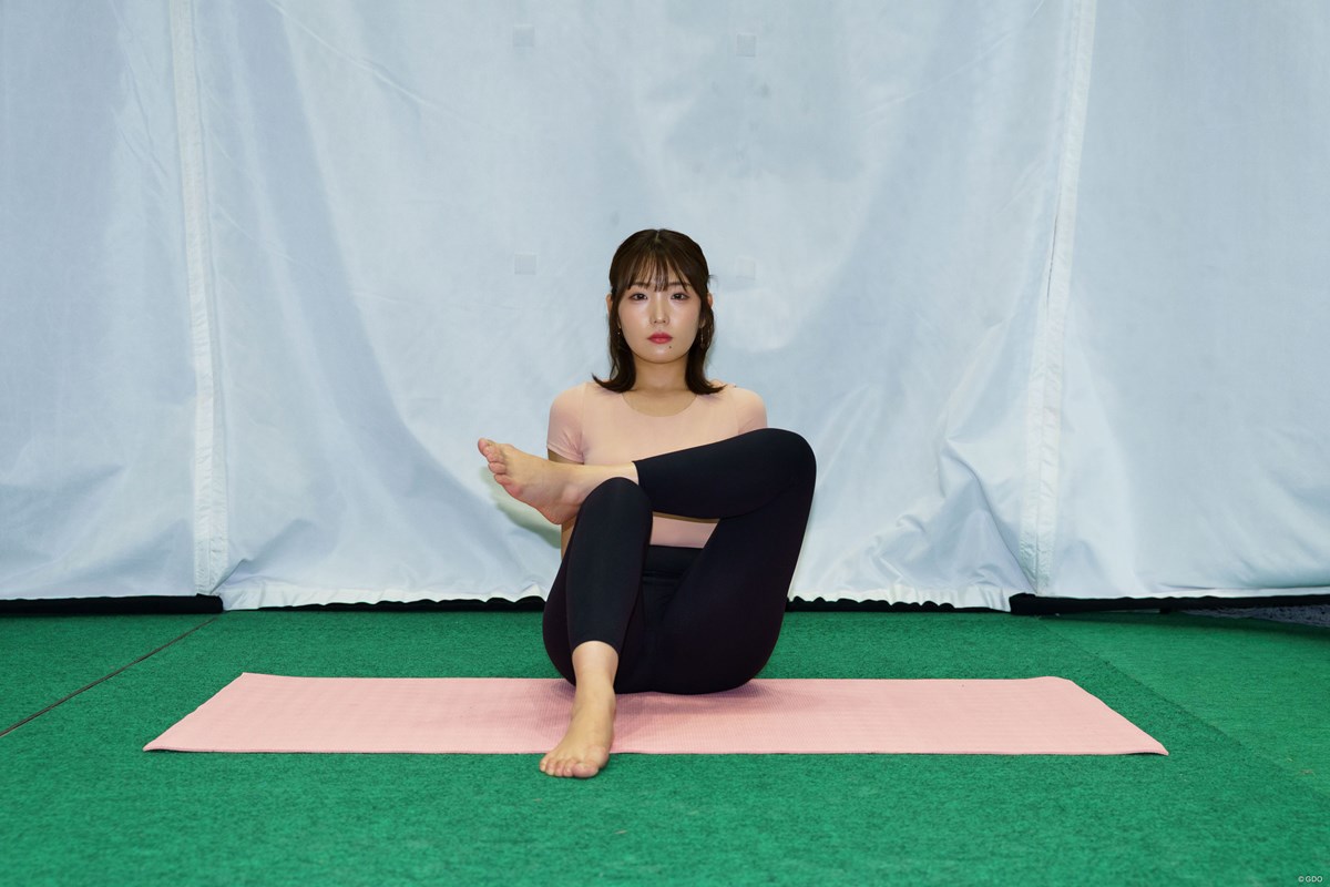 カチカチお尻に喝っ！しなやかな身体をつくるストレッチ／夢の180°開脚への道Vol.1 片方の足首を反対側のひざの上に掛ける（2）