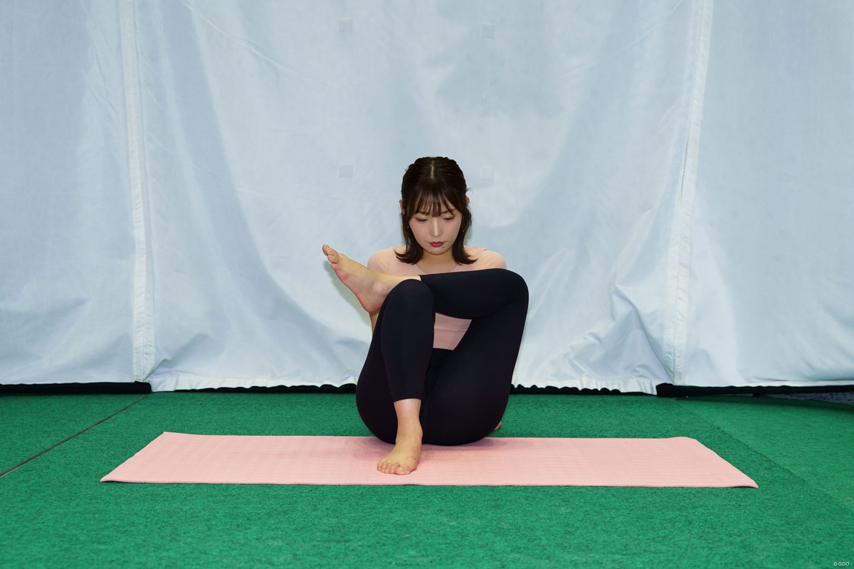 カチカチお尻に喝っ！しなやかな身体をつくるストレッチ／夢の180°開脚への道Vol.1 上体を前に倒す（痛ければ2の姿勢をキープでOK）