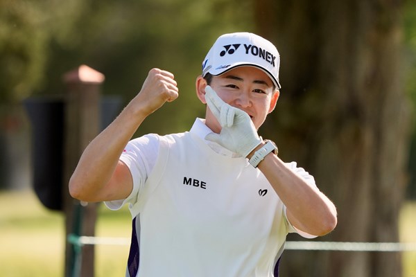ボーイズダンスボーカルグループ「MAZZEL」の決めポーズ。岩井明愛は愛嬌たっぷり