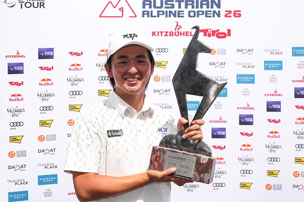 欧州ツアー初優勝を挙げ、トロフィーを手にする金子駆大（ Luke Walker/Getty Images）