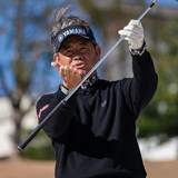 「斜面なりに立つor斜面に逆らう」どっちが正解?どっちも正解【藤田寛之アプローチのレシピ#23/左足上がりのピン奥】