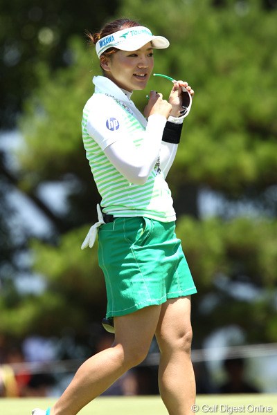 2011年 スタンレーレディスゴルフトーナメント 2日目 有村智恵 8番で昨日はアルバトロス、今日はイーグルで思わずサングラスを外す智恵ちゃん。