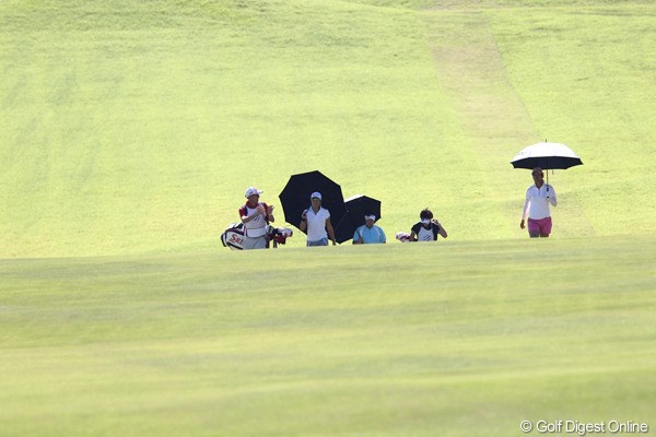 選手達も日傘が必需品、今日の気温32.3度