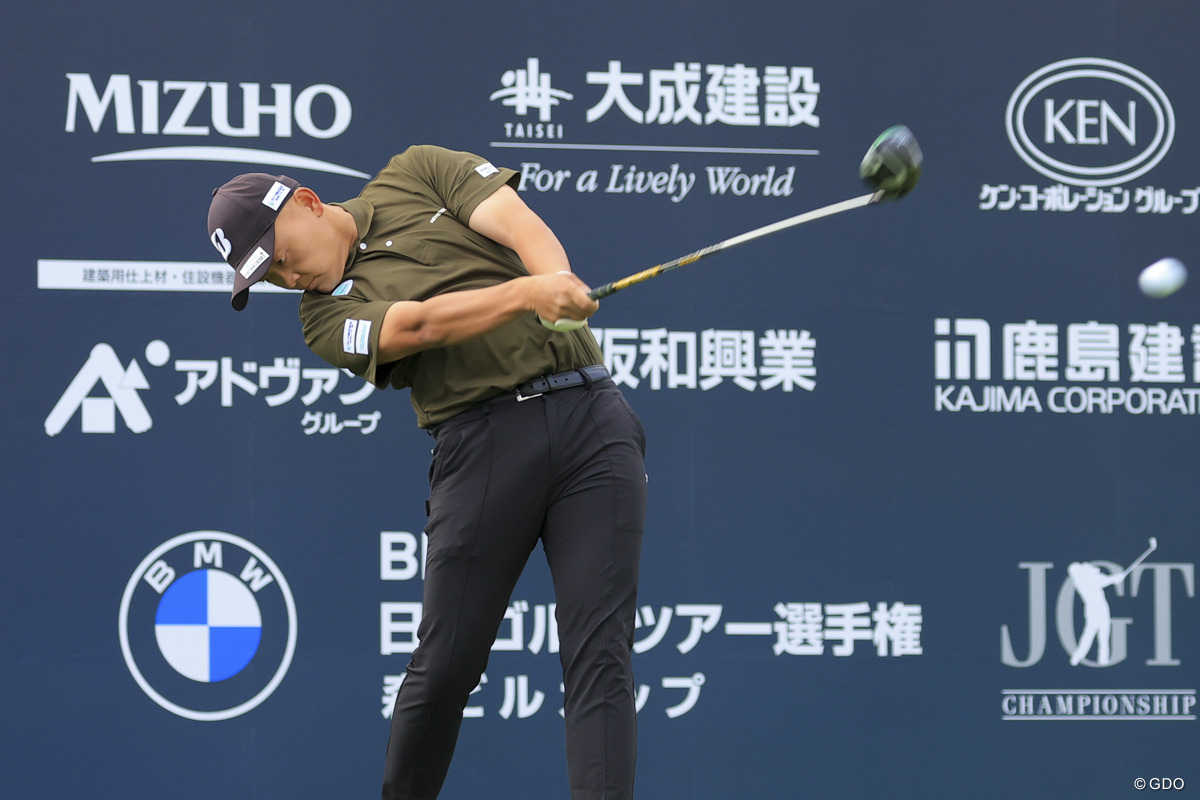 難コースを「セーフティに」阿久津未来也が首位発進 1打差2位に岩田寛