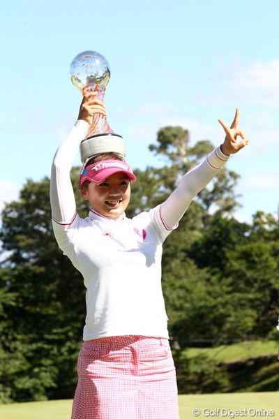 2011年 スタンレーレディスゴルフトーナメント 最終日 有村智恵 優勝カップを頭にVサイン。