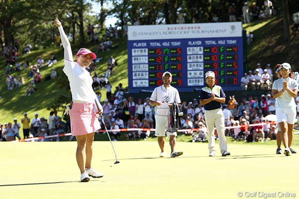 2011年 スタンレーレディスゴルフトーナメント 最終日 有村智恵 優勝を決めた瞬間右手を高々とあげ大喜び。