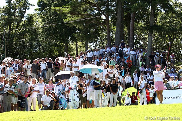 2011年 スタンレーレディスゴルフトーナメント 最終日 有村智恵 およそ5000人ものギャラリーも応援です。