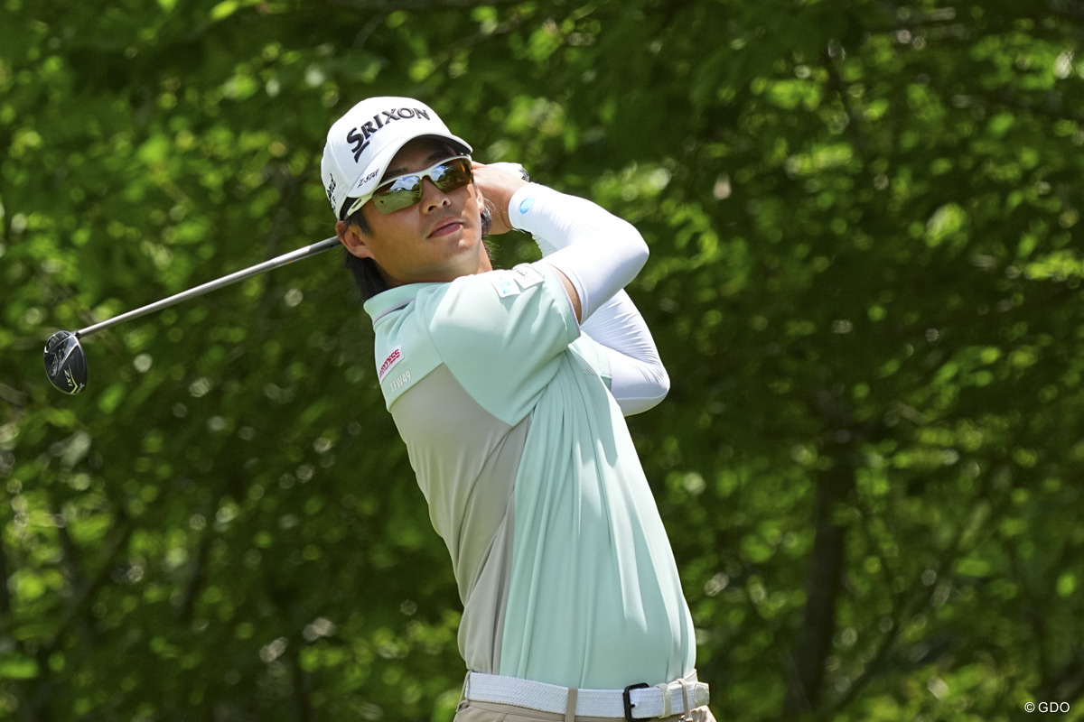片岡尚之が「100点」のゴルフでメジャー2勝目に王手 1打差2位に出利葉太一郎