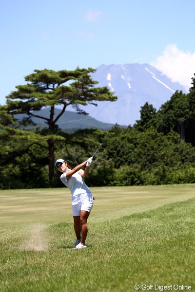 2011年 スタンレーレディスゴルフトーナメント 最終日 藤田幸希 後方に見えるのは形の良い松と富士山。