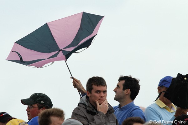 2011年 全英オープン 最終日 風 強風が吹き荒れた最終日、たくさんの傘が壊れた