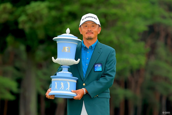 「我慢できた自分を褒めたい」45歳・岩田寛が逆転で8勝目 三つ巴プレーオフを制す