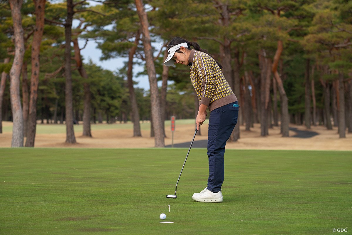 朝の鉄板ルーティンとは？ 必ず「芝と会話をする」【青木瀬令奈のThe Putting World#12】 カップの右側から入る