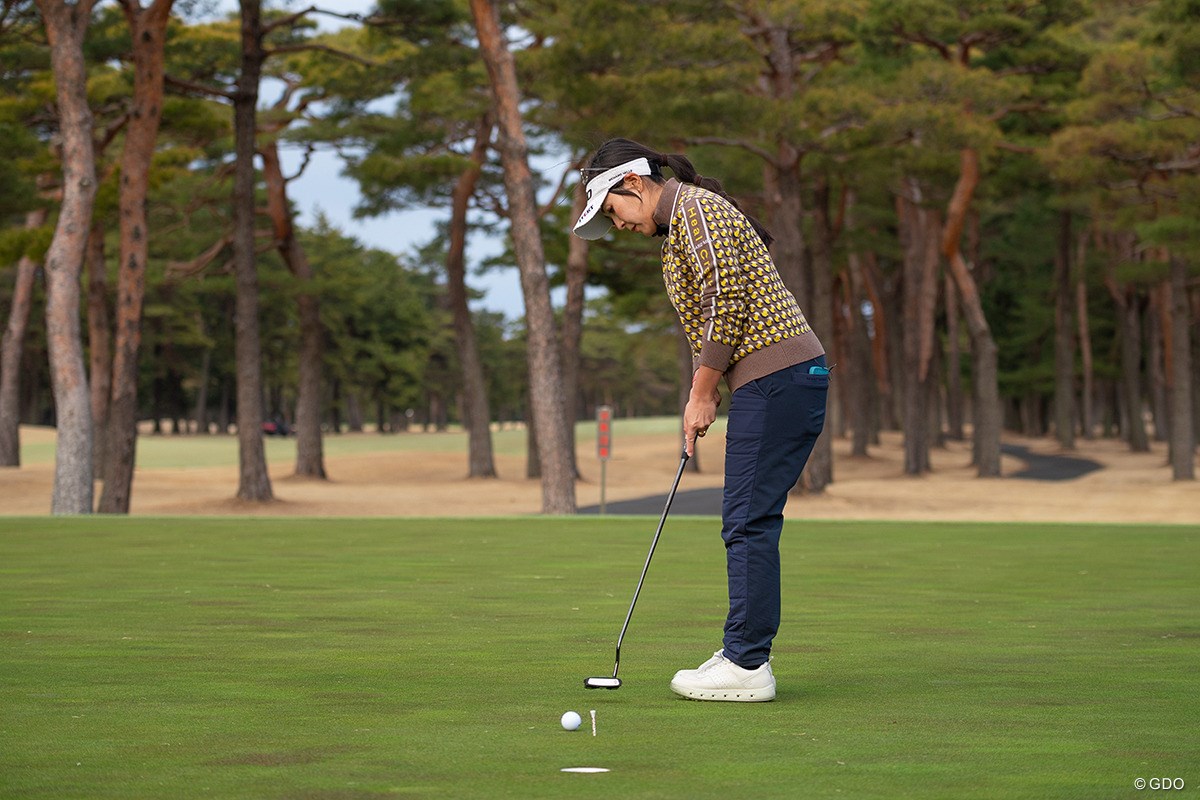 朝の鉄板ルーティンとは？ 必ず「芝と会話をする」【青木瀬令奈のThe Putting World#12】 フックラインは右側を通る
