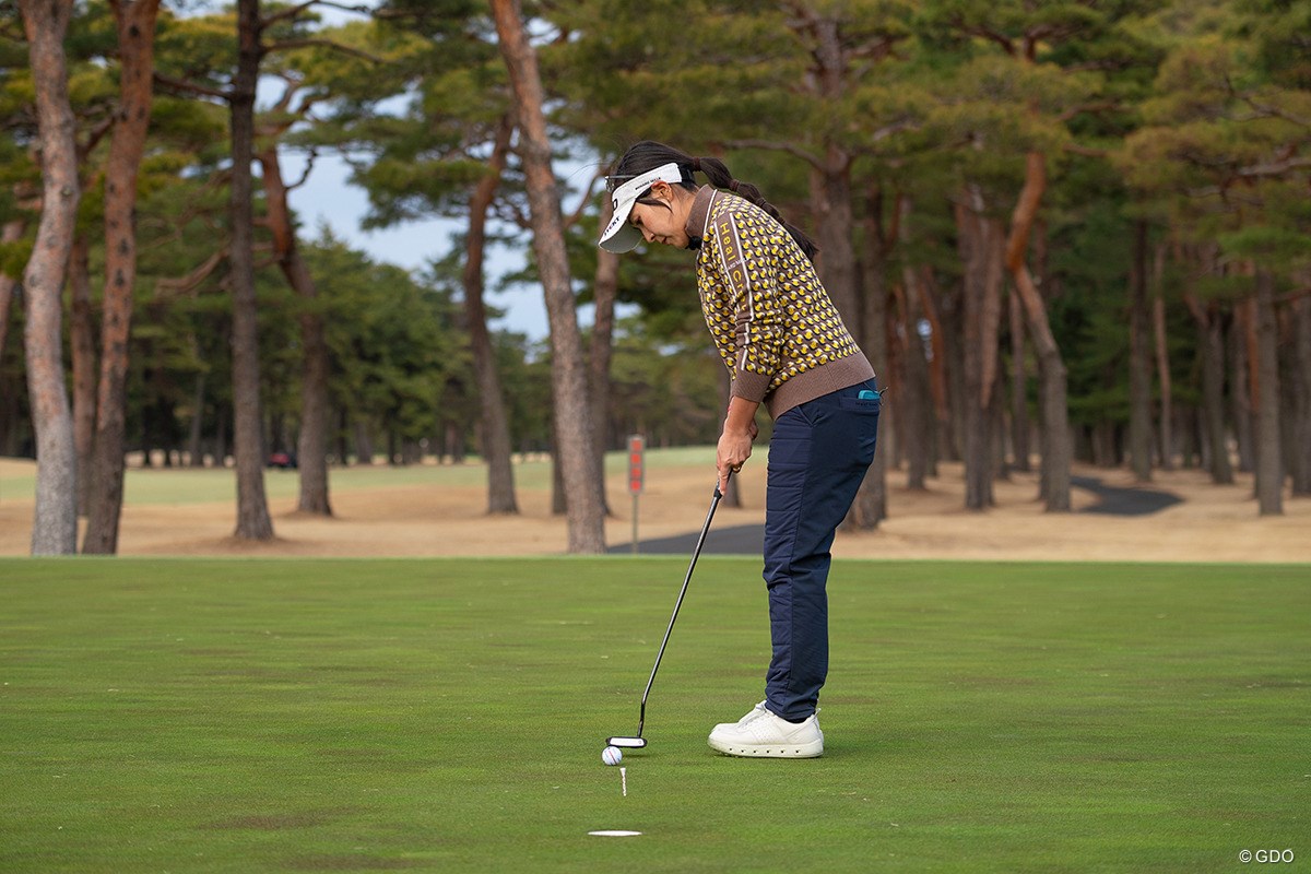 朝の鉄板ルーティンとは？ 必ず「芝と会話をする」【青木瀬令奈のThe Putting World#12】 しっかり右に打ち出す