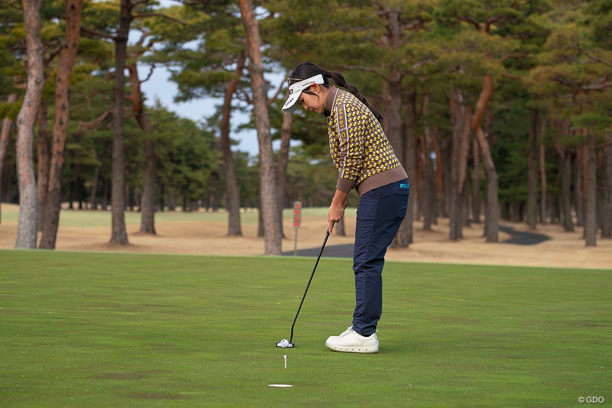 朝の鉄板ルーティンとは？ 必ず「芝と会話をする」【青木瀬令奈のThe Putting World#12】 フックラインはカップの右にしっかり向く