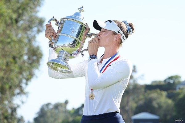 2026年 全米女子オープン presented by アライ 4日目 ネリー・コルダ トロフィーにキス
