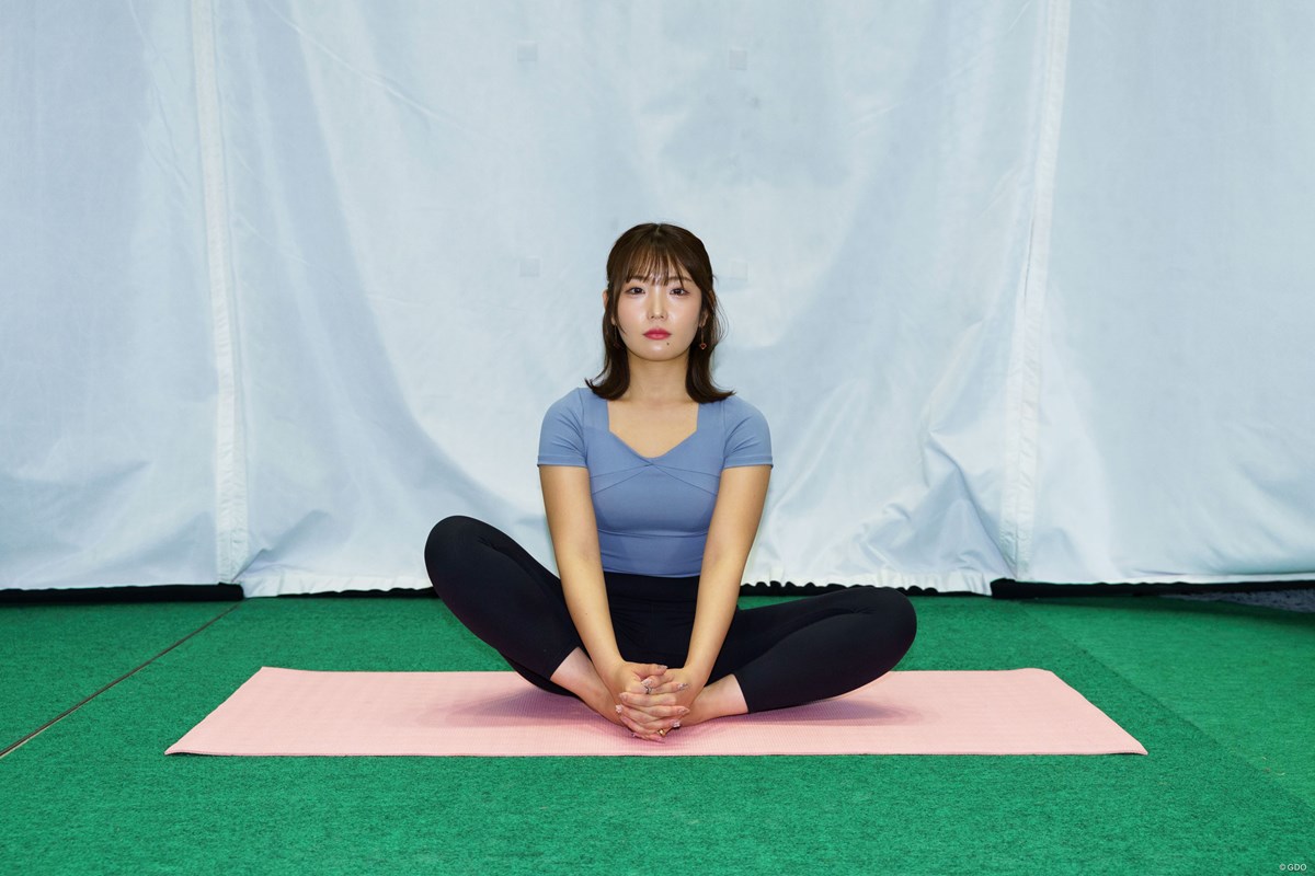開脚時の“つっかえ感”を改善！「股関節まわり」をジワ～っとほぐすストレッチ／目指せ夢の180°開脚！ゴルファーのための柔軟性UP計画Vol.2 足の裏を合わせた状態で座る