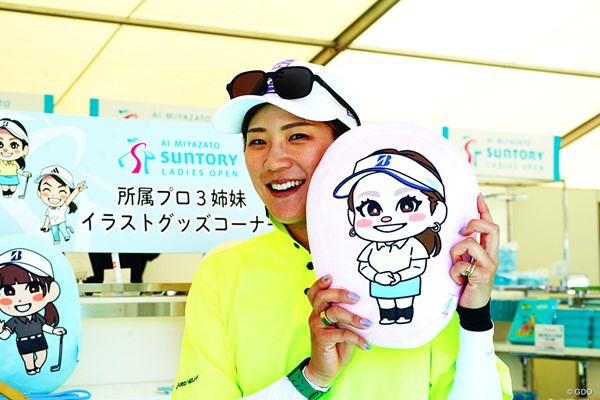 憧れの宮里藍さんのクッションを手にニコリ