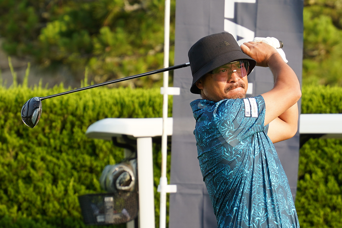 90位→首位浮上 41歳の藤島征次が2イーグル「64」 伴翔太郎も並走／男子下部