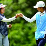 「背中で語るタイプ」の青木瀬令奈が67の好発進 アマ後藤あいキャディと息ぴったり