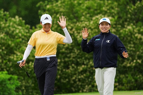 2026年 ダウ選手権 最終日 渋野日向子 勝みなみ 3年連続3度目のコンビ。渋野日向子（左）と勝みなみは息の合ったプレーで優勝争いを演じた